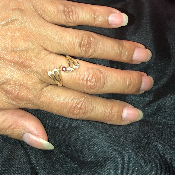 14k yg diamond/ruby ring - Picture 3 of 10